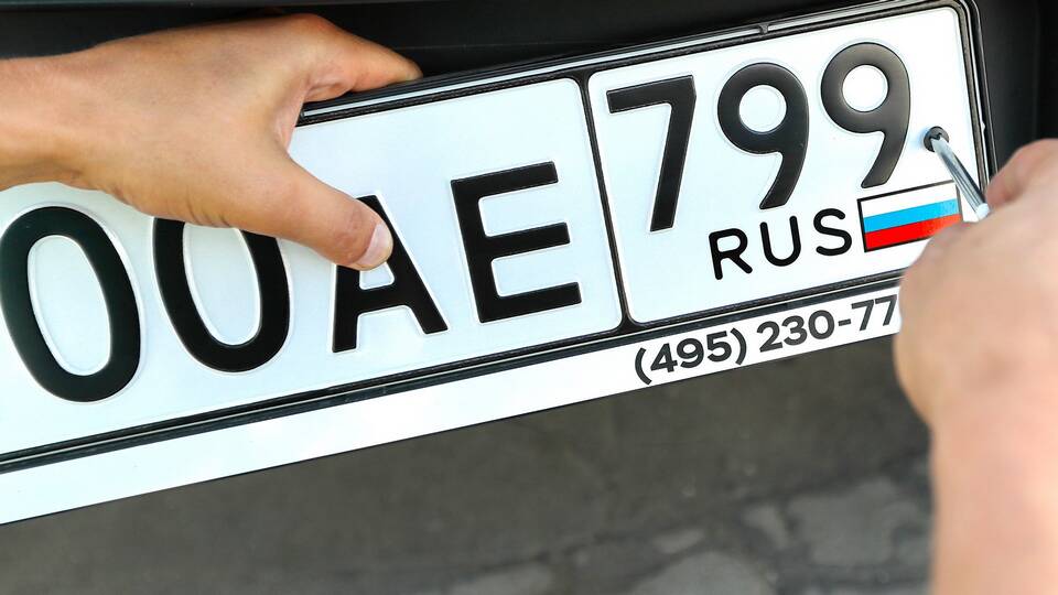 За что ГИБДД снимает номерные знаки